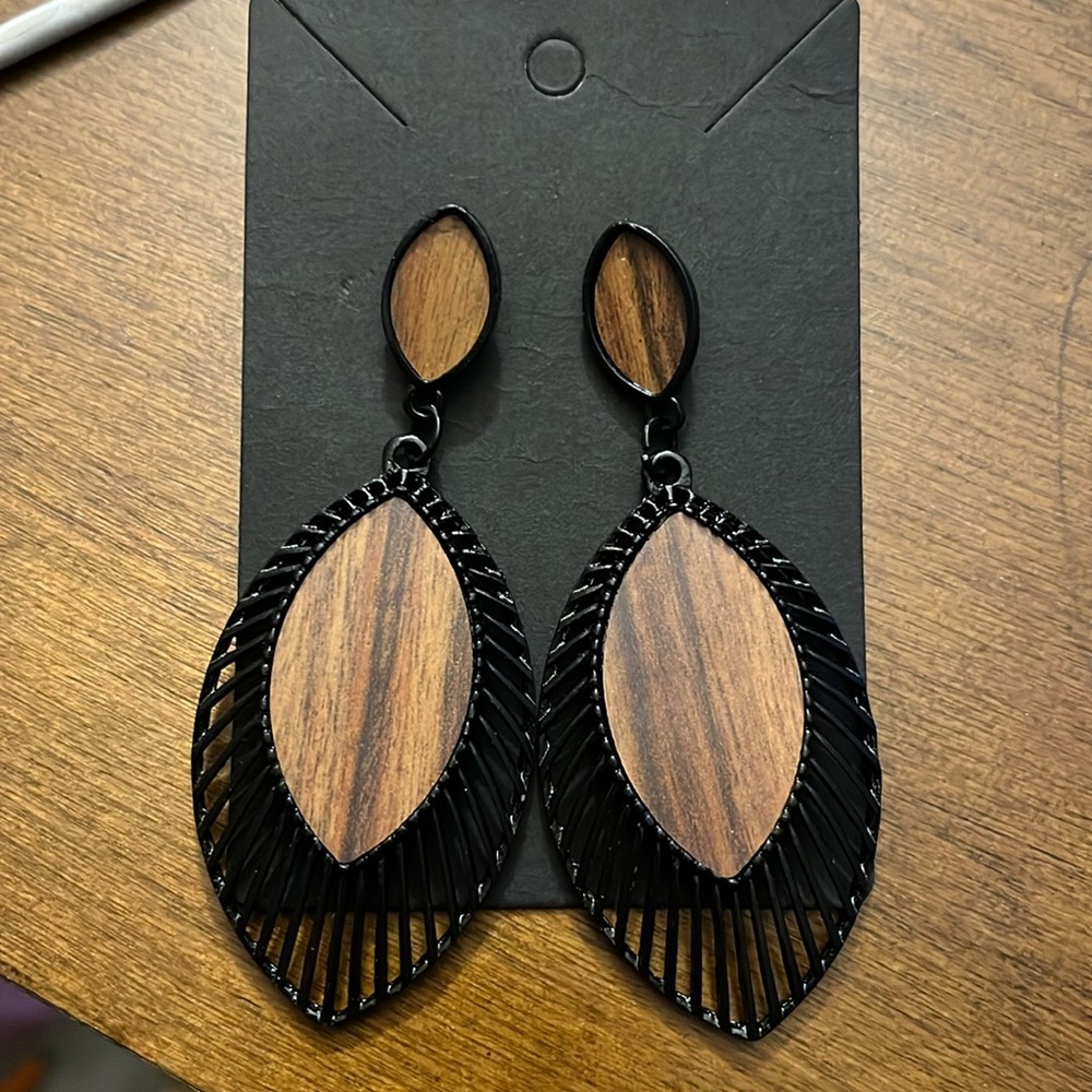 Wooden center leaf drop fashion earrings. Bundle and save!
